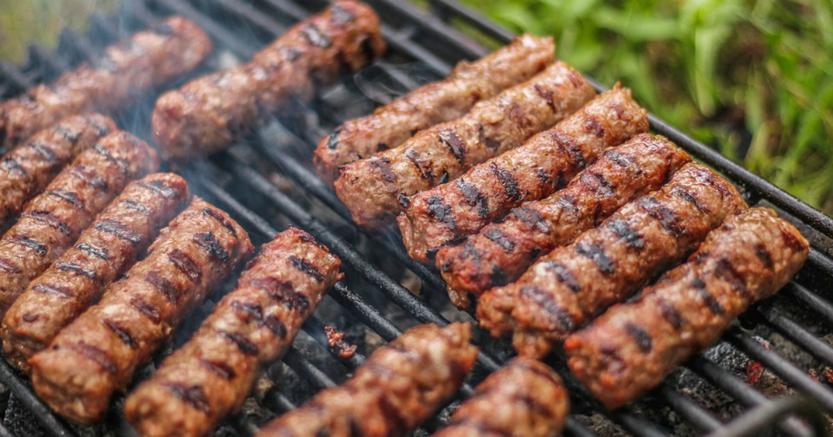 Donna vegana fa causa ai vicini di casa: “Troppi barbecue, c’è sempre odore di carne o pesce alla griglia”