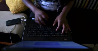 Copertina di Cyberbullismo, sondaggio Unicef in 30 Paesi: uno su 3 è vittima e uno su 5 lascia la scuola. “I responsabili? Governi e società di internet”