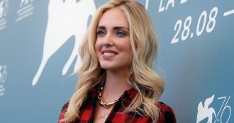 Copertina di Sanremo 2020, Chiara Ferragni sul palco al fianco di Amadeus? L’influencer: “Ecco cosa mi dicono di dire a riguardo”