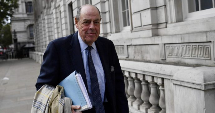 Sacrilegio: Johnson epura il nipote di Churchill