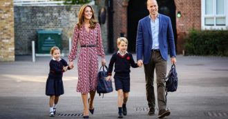 Copertina di La principessa Charlotte al suo primo giorno di scuola: l’arrivo con il fratello George accompagnati da William e Kate