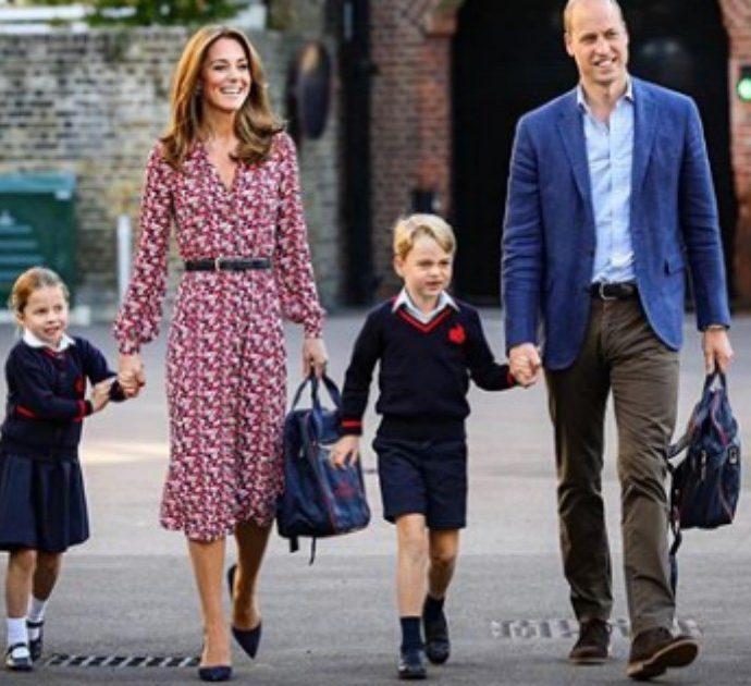 La principessa Charlotte al suo primo giorno di scuola: l’arrivo con il fratello George accompagnati da William e Kate