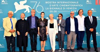 Copertina di Mostra del Cinema di Venezia, tutti i candidati alla vittoria del Leone d’oro. E il giurato Virzì disegna l’atmosfera