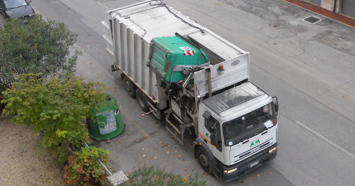 Ruba il camion dei rifiuti per andare a Saint Tropez: denunciato 53enne, incastrato dal Gps
