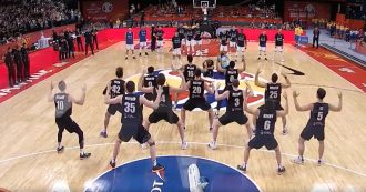 Copertina di Mondiali di basket, haka dei neozelandesi prima del match contro la Grecia. Ma non basta