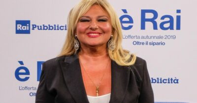 Copertina di “Sembro l’incredibile Hulk, rappresentata come un mostro. La gente mi ha detto che faccio schifo e devo morire”: lo sfogo Monica Setta dopo l’imitazione della Gialappa’s