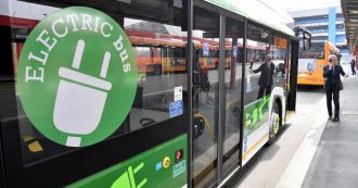 Copertina di A emissioni zero. La svolta delle città elettriche