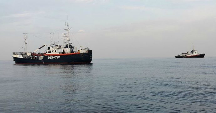 Migranti, la Alan Kurdi soccorre 32 persone al largo della Libia e si dirige verso Lampedusa: “Tra loro anche dieci donne e cinque bambini”