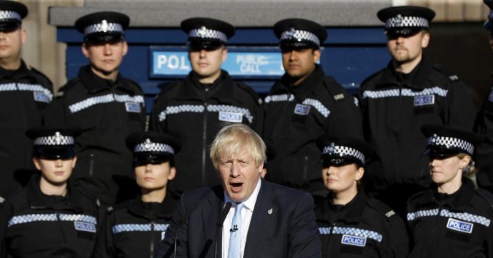 “Salvini style” per Boris, comizio con gli agenti