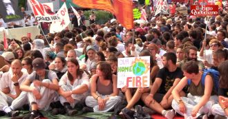 Copertina di Venezia, gli attivisti per l’ambiente 7 ore sul red carpet: “Ministro Costa dalla nostra parte? Dichiari l’emergenza climatica”