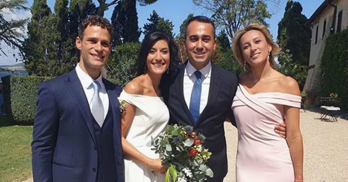 Luigi Di Maio e la fidanzata Virginia Saba al matrimonio del portavoce del ministro: gli scatti nella tenuta sul lago di Bracciano