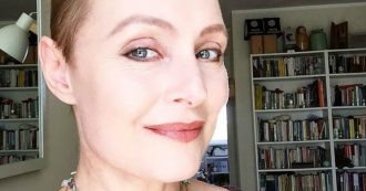 Copertina di Sabrina Paravicini dopo la mastectomia: “Quando ho perso ciglia, capelli e sopracciglia mi sentivo come un’aliena”
