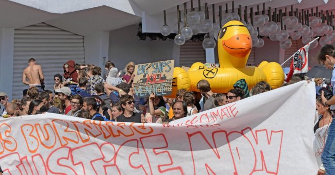 Copertina di Ecologisti occupano il red carpet Franceschini: “Basta Grandi Navi”