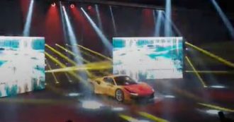 Copertina di Ferrari, la spettacolare presentazione della F8 Spider: così Maranello ha svelato l’ultima generazione di vettura scoperta