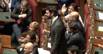 Copertina di Governo, D’Uva (M5s) sbeffeggia la Lega: “Crisi? Dovrete spiegare per quale mojito… motivo l’avete fatto”