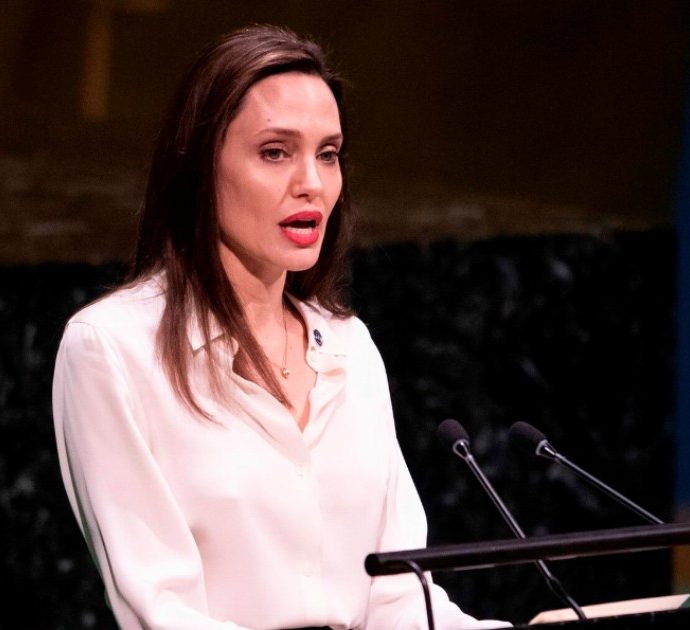 Angelina Jolie porta il figlio 11enne al poligono di tiro e sui social la attaccano: “Sei una cattiva madre”