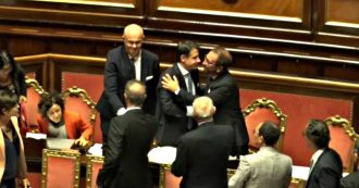 Copertina di Governo, sì alla fiducia in Senato: Conte applaude e abbraccia Bonafede