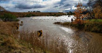 Copertina di Sette bambini si tuffano in un fiume per salvare un amico: nessuno di loro si salva