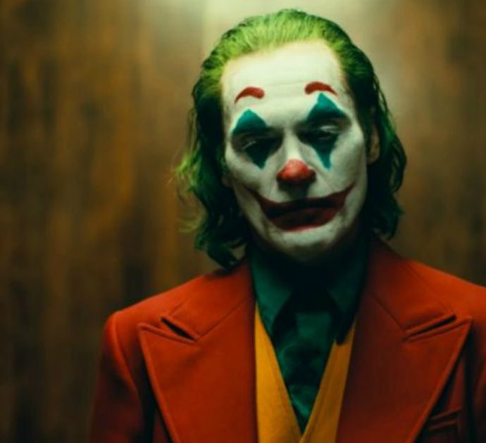 Joaquin Phoenix, brutto incidente stradale per l’attore di Joker: si è schiantato contro un camion dei pompieri