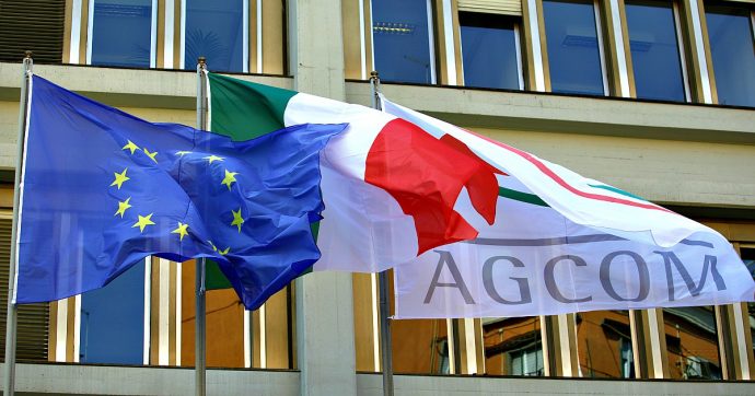 Agcom, Pd e M5s non hanno i numeri: per scegliere il nuovo presidente che vigilerà su Mediaset servono i voti di Forza Italia