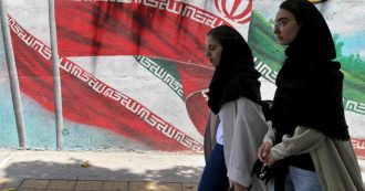 Copertina di Iran, protesta contro il divieto per le donne di entrare negli stadi: tifosa muore dopo essersi data fuoco
