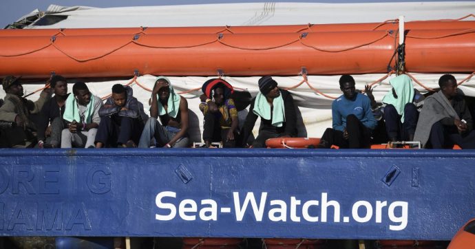 Migranti, la Commissione Ue dopo la protesta delle Ong: “I Paesi rispettino la legge del mare”