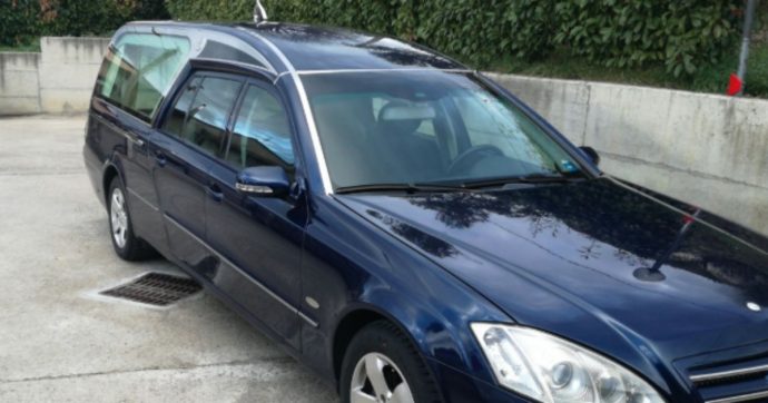 Carro funebre a tutta velocità in autostrada, la polizia lo insegue: “In ritardo per un funerale” Carro funebre a tutta velocità in autostrada, la polizia lo insegue: “In ritardo per un funerale”