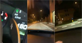 Si filmano mentre vanno a sbattere a 160 all’ora. Mistero sull’incidente che spopola in rete: “Muoio stasera”