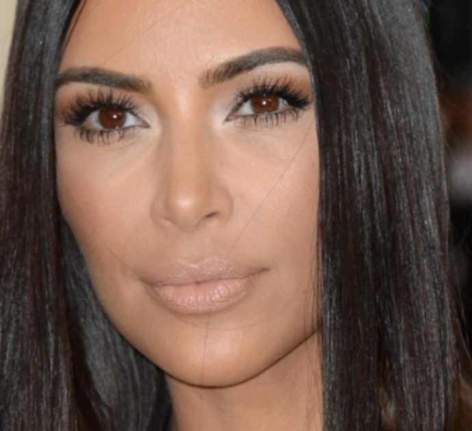 Kim Kardashian: “Il Covid? Al mondo serviva una pausa. Anche Kanye West lo ha preso”. Ma scoppia la polemica: “Facile se sei milionaria”