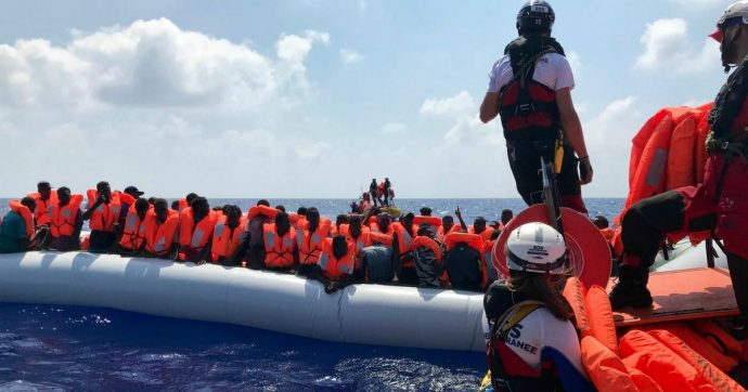 Migranti, “verso accordo Ue con Francia e Germania: sbarco nei porti di Italia e Malta, ricollocamento entro un mese”
