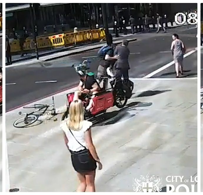Il ciclista non rispetta il rosso e rischia di investire un passante, poi si ferma e gli dà una testata