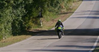Copertina di Chi ti sfreccia in mezzo al traffico? È Valentino Rossi con la sua MotoGp: la “follia” del Dottore da Tavullia a Misano. Le immagini