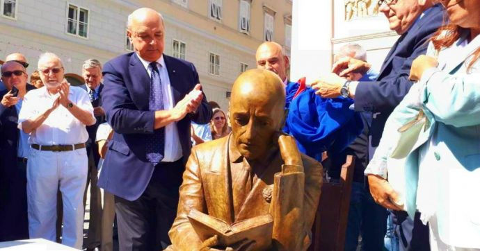 Trieste, inaugurazione statua di D’Annunzio nel centenario dell’occupazione di Fiume è un caso: Croazia protesta con l’ambasciatore