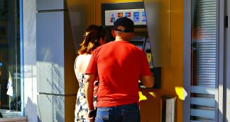 Copertina di Contante, Confindustria propone una tassa sui prelievi per combattere l’evasione fiscale