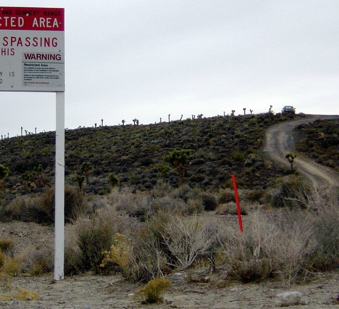 Area 51, arrestati due youtuber: si sono avvicinati alla base militare “degli alieni” con fotocamere e droni