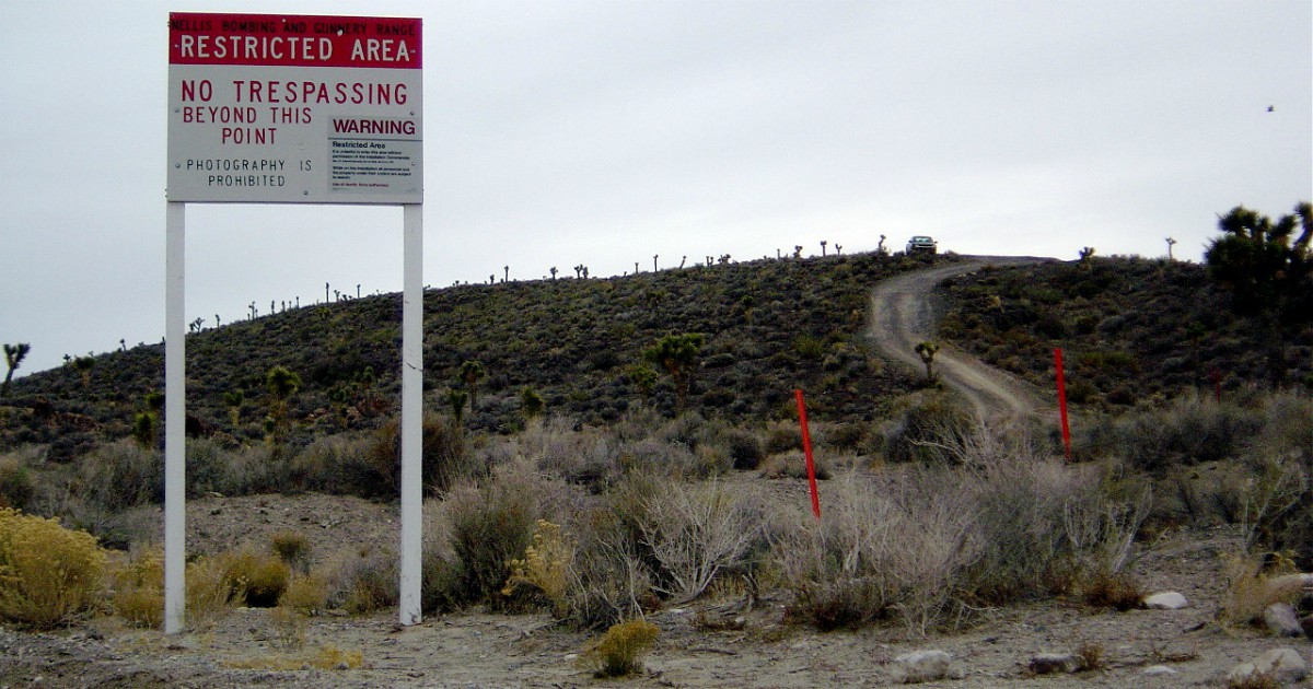 Area 51, arrestati due youtuber: si sono avvicinati alla base militare “degli alieni” con fotocamere e droni