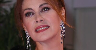 Copertina di “Mia madre mi ha inconsapevolmente messo nelle mani del mio aguzzino. La violenza fisica, economica, psicologica sono pericolose perché te le porti dietro”: il racconto drammatico di Elena Sofia Ricci