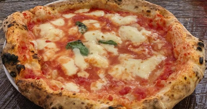 Napoli, mangiano la pizza “da Sorbillo” e finiscono in ospedale: 14 intossicati, è giallo sulle cause