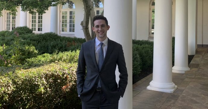 Mi manda Kushner: Avi, candidato senza titoli