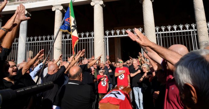 Labari, teschi e inni inceppati: l’addio polveroso a Delle Chiaie