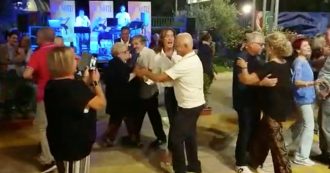 Copertina di Firenze, Maria Elena Boschi alla Festa dell’Unità balla con anziano e lo liquida: “Adesso basta”