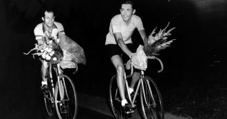 Copertina di Pogacar ritrova il giallo dopo il monte della foto storica di Coppi e Bartali che si passano la boraccia