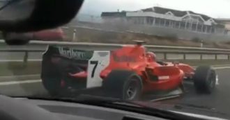 Copertina di Follia in autostrada, con l’auto Formula 1 in mezzo al traffico. La polizia cerca il pilota