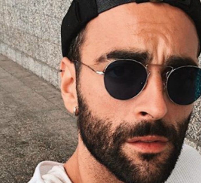 Marco Mengoni irriconoscibile, i fan su Instagram: “Ti stai trasformando in Neri Marcorè”