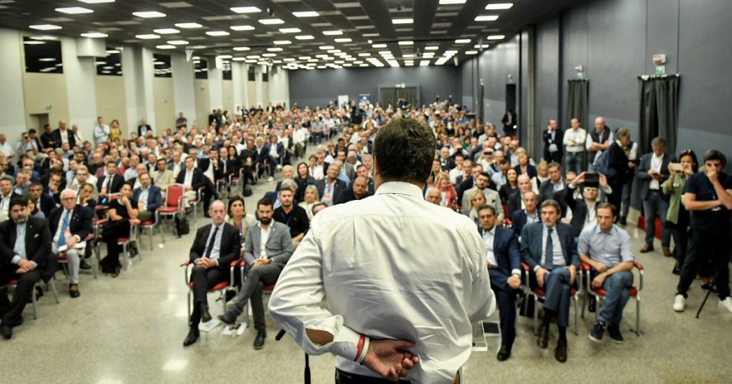Salvini si risveglia “Godetevi i porti, tanto poi torno” Salvini si risveglia “Godetevi i porti, tanto poi torno”