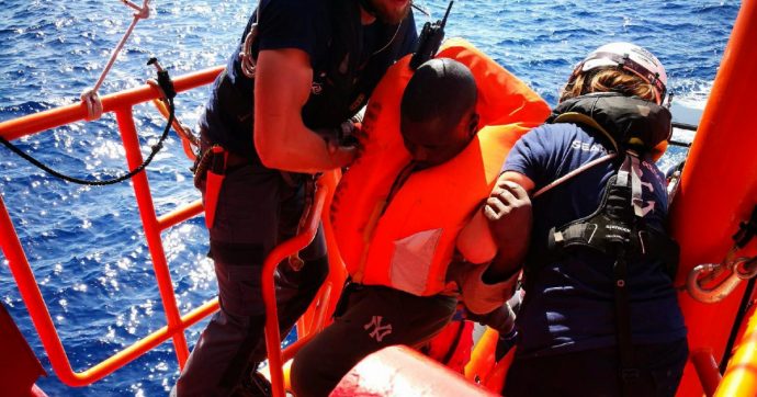 Copertina di La nave ong a Lampedusa 4 Paesi ne accolgono 58