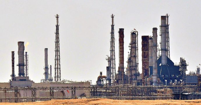 Petrolio, prezzi su del 14% dopo attacco alle raffinerie saudite: il maggiore rialzo da tre anni. Saudi Aramco verso rinvio quotazione