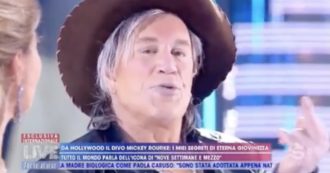 Copertina di Mickey Rourke fa il dito medio in diretta a “Live non è la D’Urso”: “F**k Donald Trump”. Imbarazzo in studio