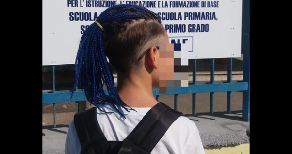 A Scampia escluso un ragazzo dalle lezioni perché ha i capelli blu. Per me qualcuno merita solidarietà