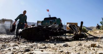Copertina di Afghanistan, attacchi kamikaze al comizio del presidente Ghani e a Kabul: ‘Almeno 48 morti’. I talebani rivendicano entrambi gli attentati